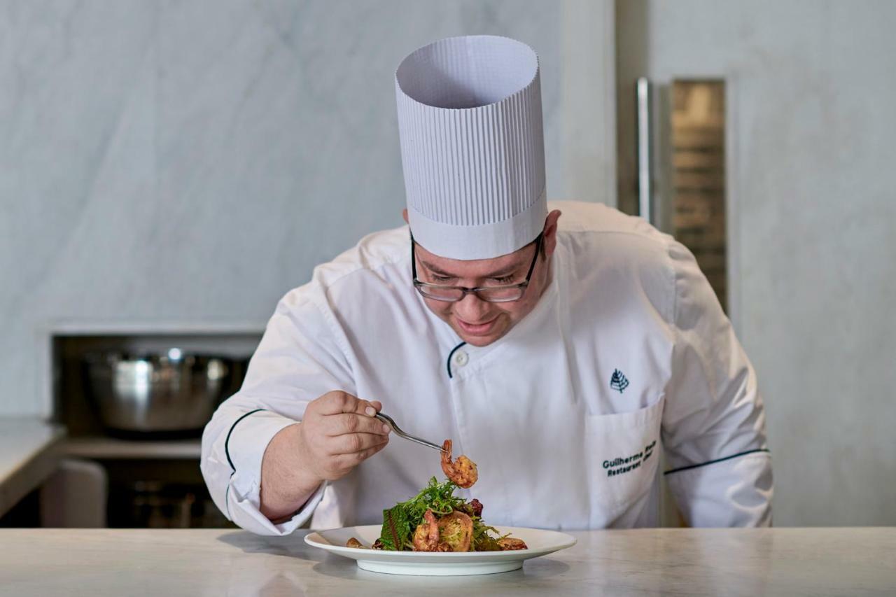 Four Seasons Cairo At The First Residence Giza Exterior foto Chef preparing a meal